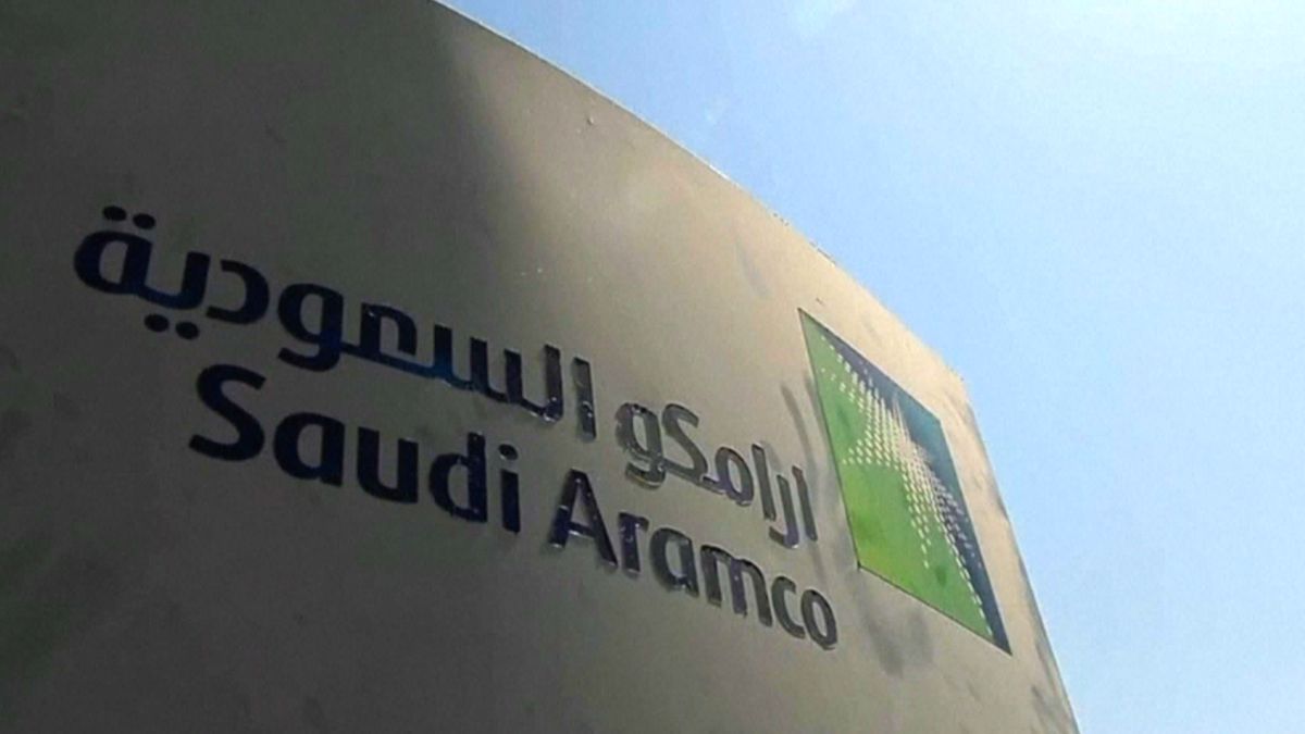 Levná ropa srazila zisk Saudi Aramco o čtvrtinu